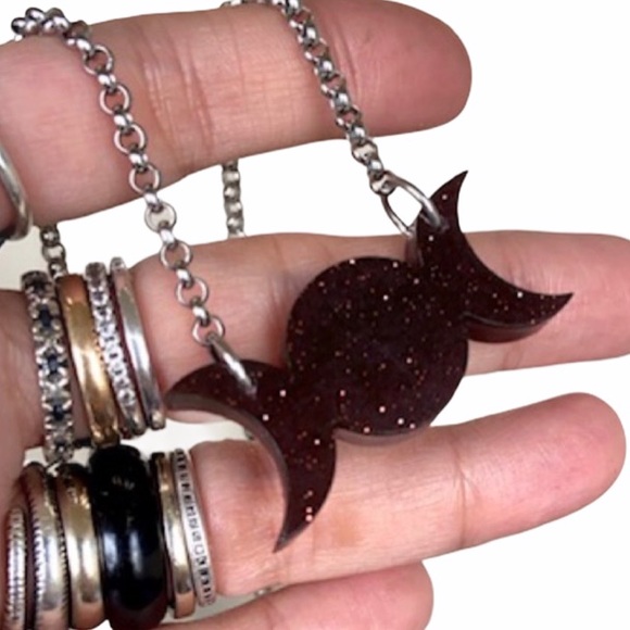 Dark red & glitter resin moon phase necklace - Picture 3 of 11